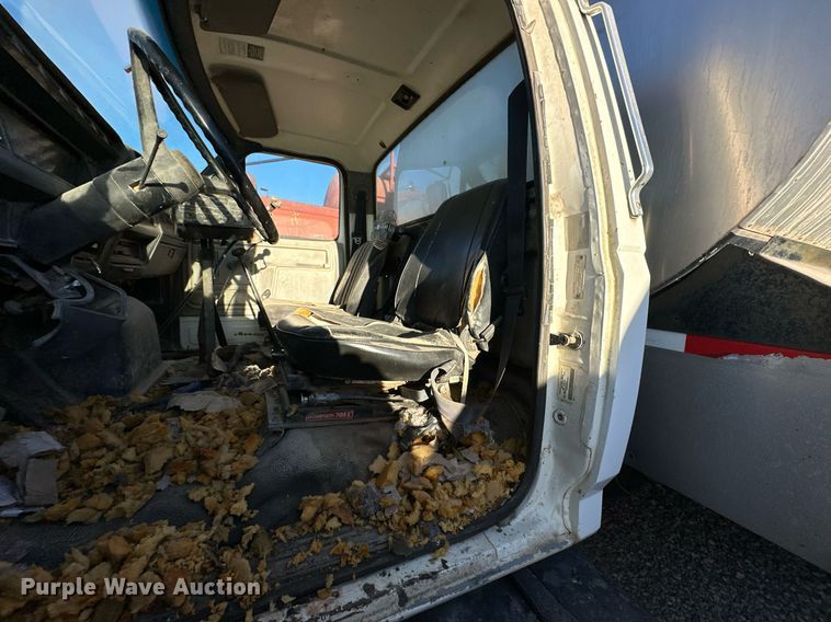 image for item DW2301 1992 Ford FT900 oil distributor truck