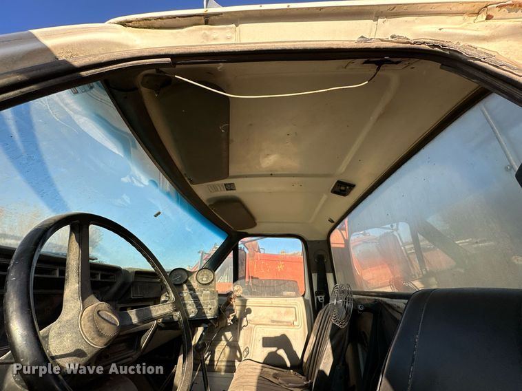 image for item DW2301 1992 Ford FT900 oil distributor truck