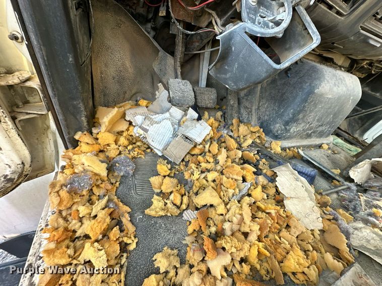 image for item DW2301 1992 Ford FT900 oil distributor truck