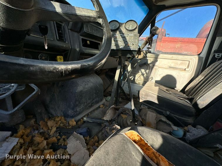 image for item DW2301 1992 Ford FT900 oil distributor truck