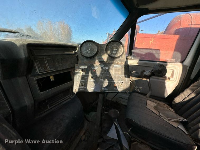 image for item DW2301 1992 Ford FT900 oil distributor truck