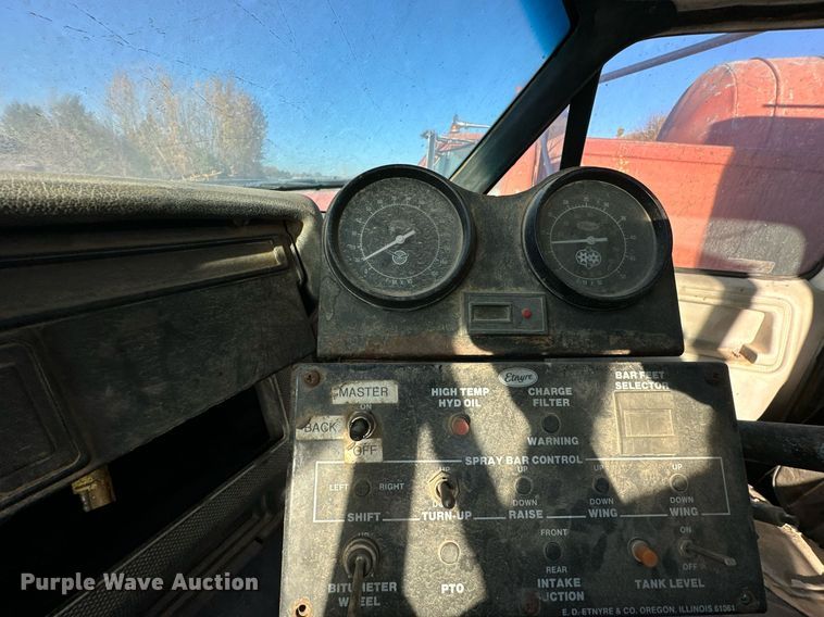 image for item DW2301 1992 Ford FT900 oil distributor truck