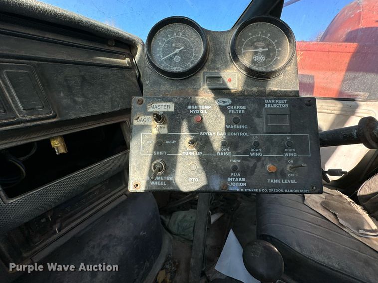 image for item DW2301 1992 Ford FT900 oil distributor truck