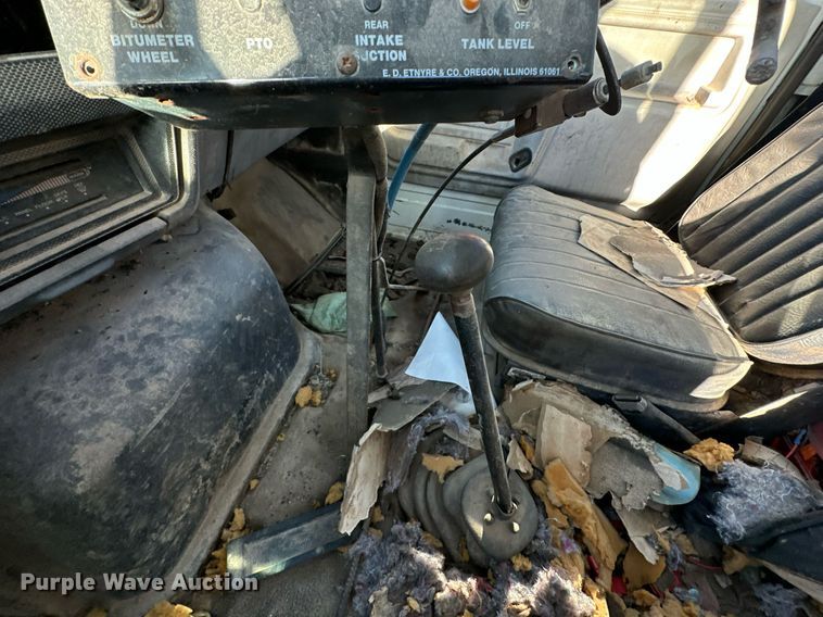 image for item DW2301 1992 Ford FT900 oil distributor truck