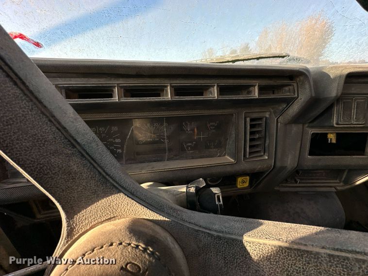 image for item DW2301 1992 Ford FT900 oil distributor truck