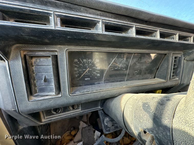 image for item DW2301 1992 Ford FT900 oil distributor truck