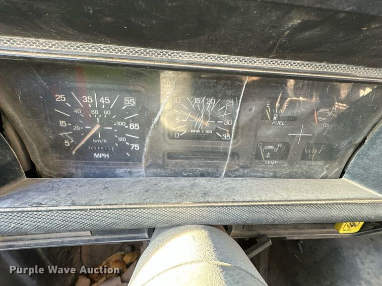 image for item DW2301 1992 Ford FT900 oil distributor truck