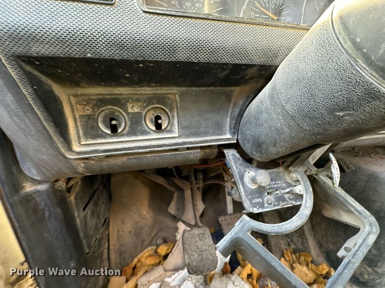 image for item DW2301 1992 Ford FT900 oil distributor truck