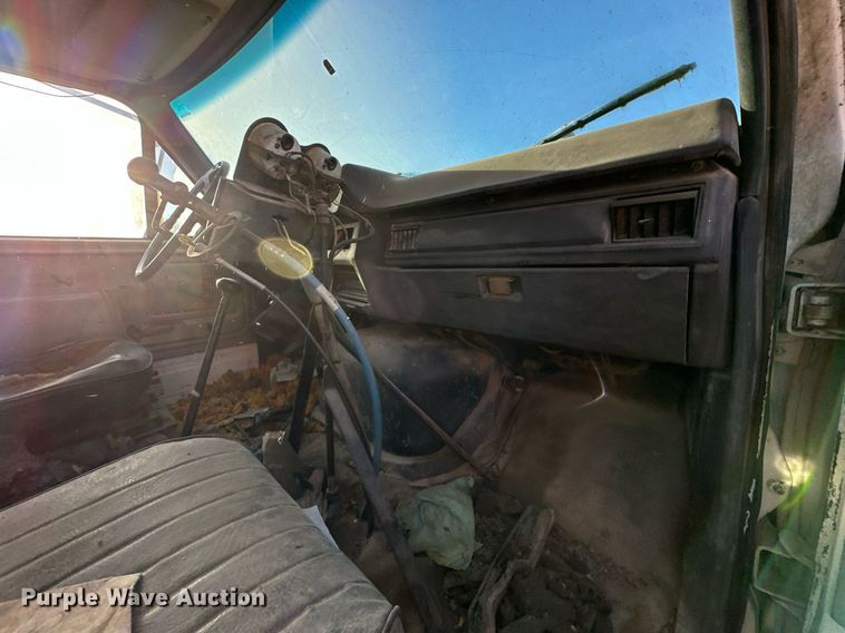 image for item DW2301 1992 Ford FT900 oil distributor truck