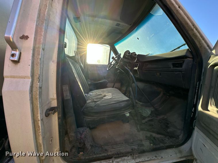 image for item DW2301 1992 Ford FT900 oil distributor truck