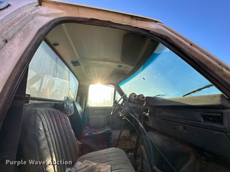 image for item DW2301 1992 Ford FT900 oil distributor truck