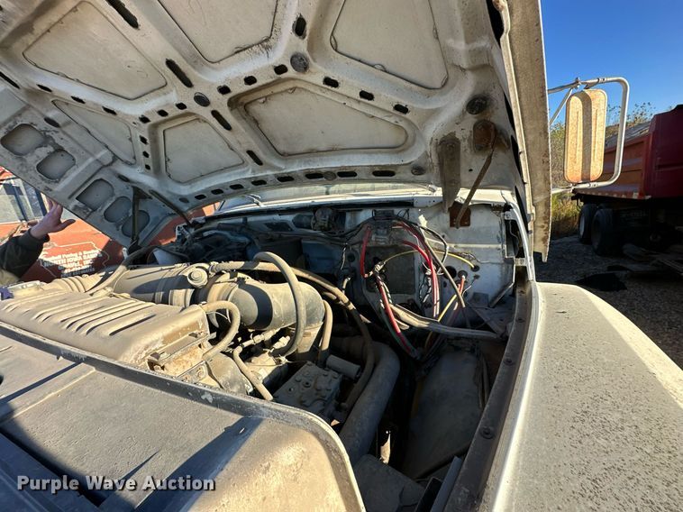 image for item DW2301 1992 Ford FT900 oil distributor truck