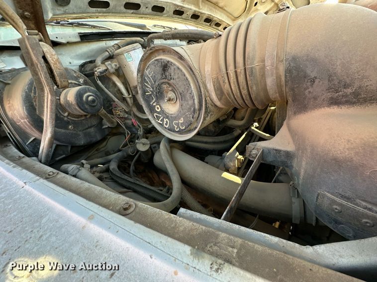 image for item DW2301 1992 Ford FT900 oil distributor truck