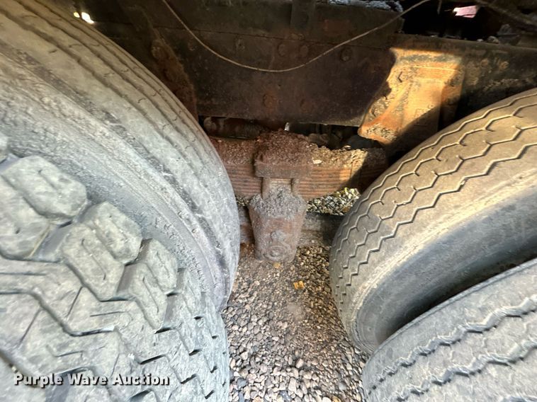 image for item DW2301 1992 Ford FT900 oil distributor truck