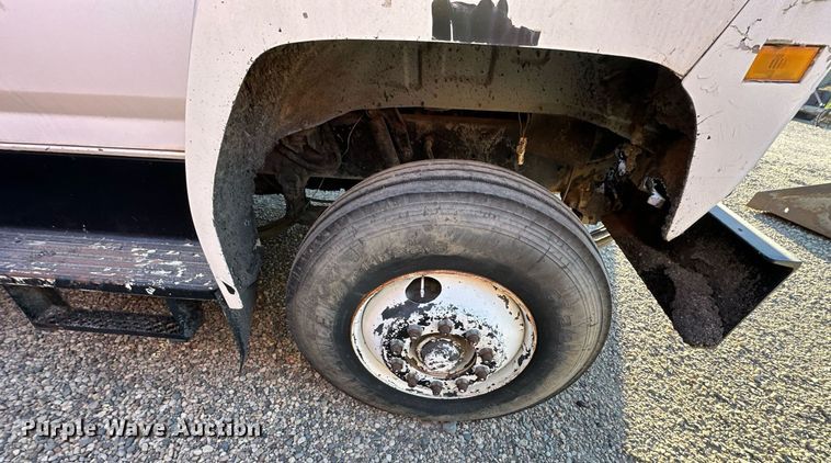 image for item DW2301 1992 Ford FT900 oil distributor truck