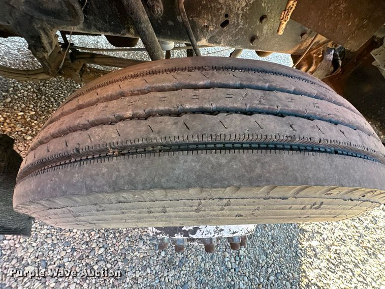 image for item DW2301 1992 Ford FT900 oil distributor truck