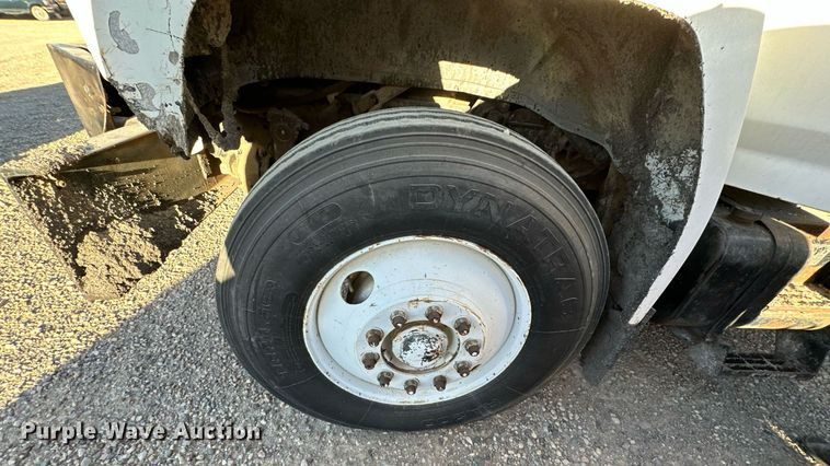 image for item DW2301 1992 Ford FT900 oil distributor truck