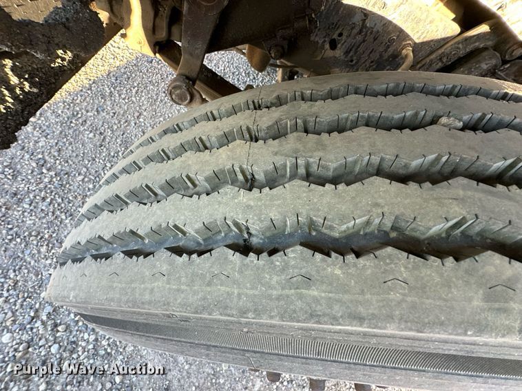 image for item DW2301 1992 Ford FT900 oil distributor truck