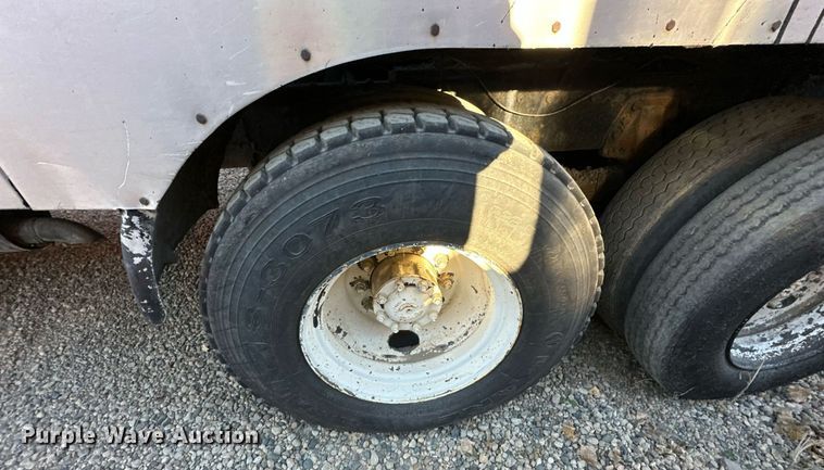 image for item DW2301 1992 Ford FT900 oil distributor truck