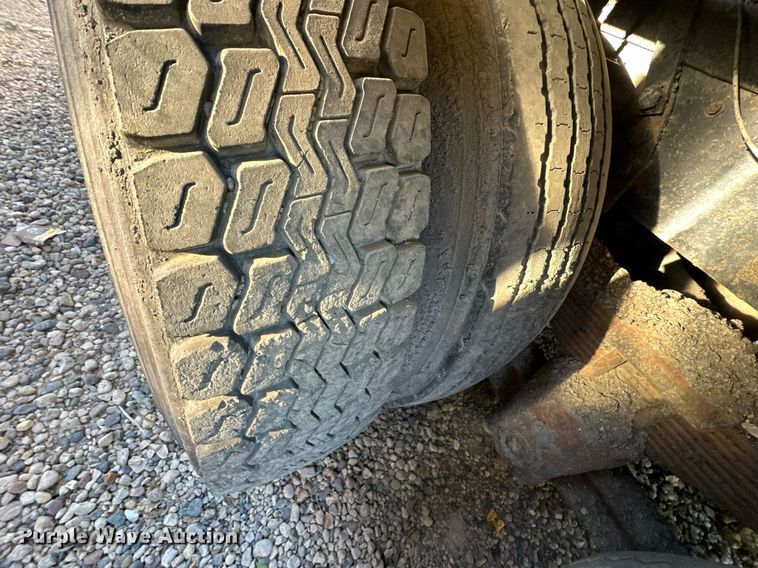 image for item DW2301 1992 Ford FT900 oil distributor truck