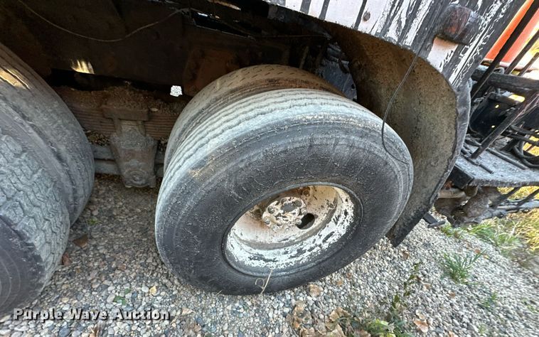 image for item DW2301 1992 Ford FT900 oil distributor truck