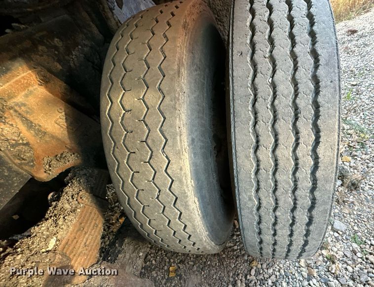 image for item DW2301 1992 Ford FT900 oil distributor truck