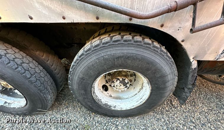 image for item DW2301 1992 Ford FT900 oil distributor truck