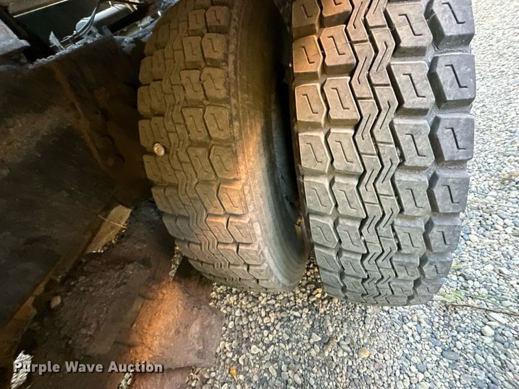 image for item DW2301 1992 Ford FT900 oil distributor truck