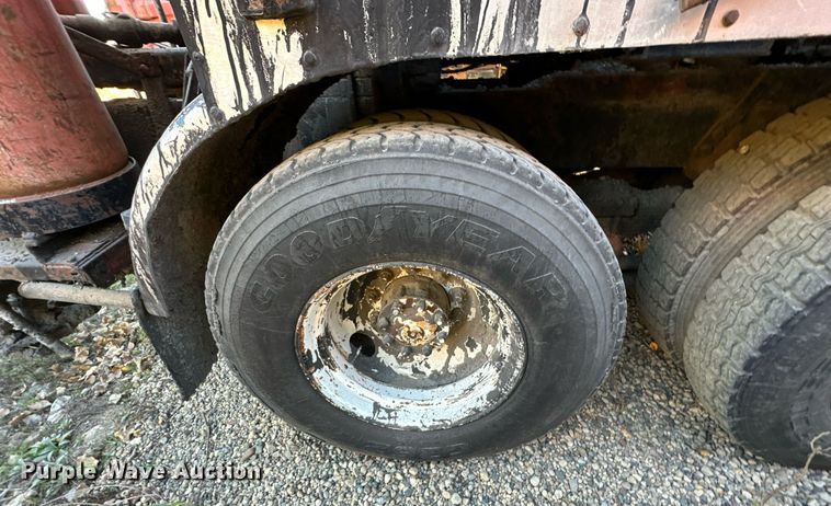 image for item DW2301 1992 Ford FT900 oil distributor truck