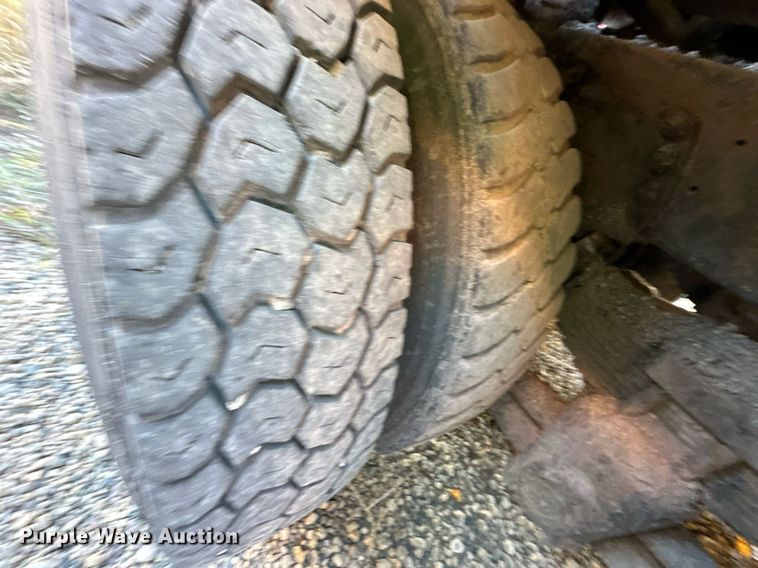 image for item DW2301 1992 Ford FT900 oil distributor truck