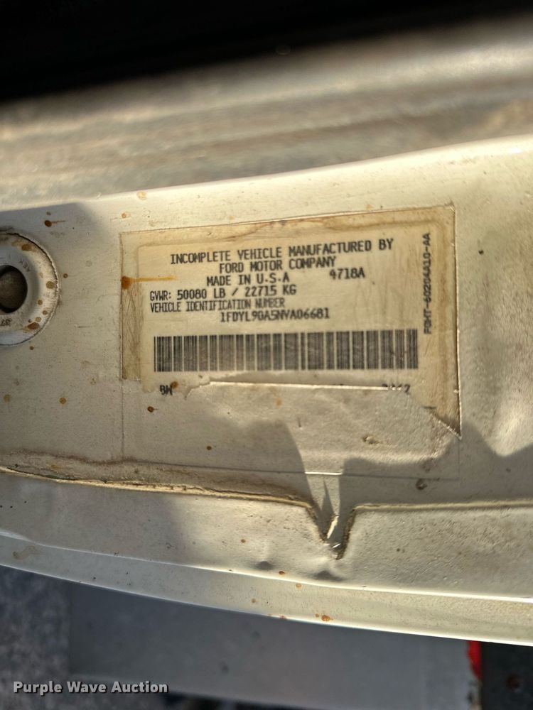 image for item DW2301 1992 Ford FT900 oil distributor truck