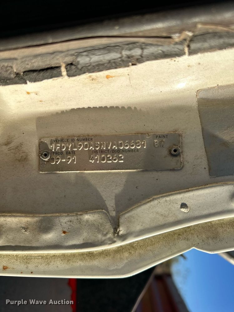 image for item DW2301 1992 Ford FT900 oil distributor truck