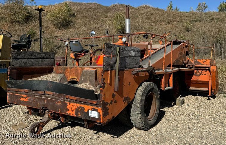 image for item DW2304 Etnyre U372 chip spreader