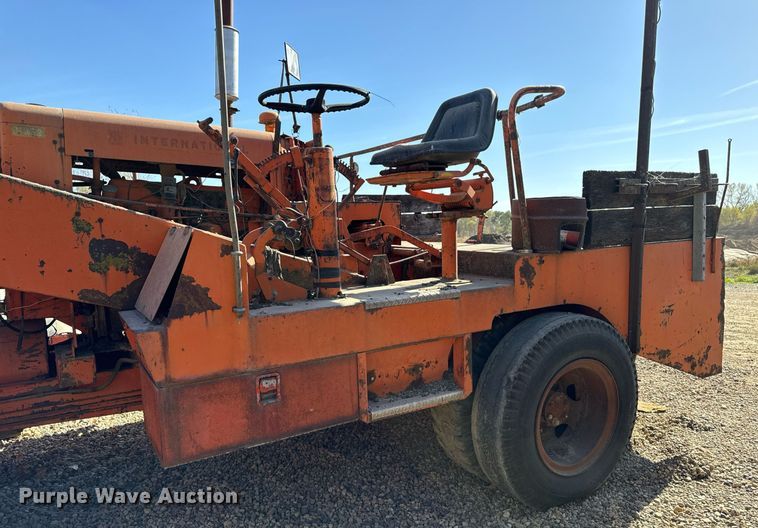 image for item DW2304 Etnyre U372 chip spreader