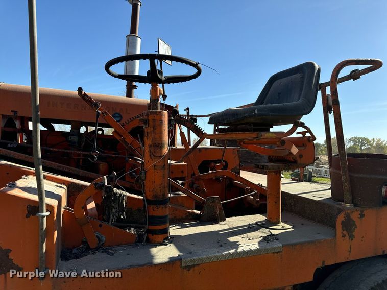 image for item DW2304 Etnyre U372 chip spreader