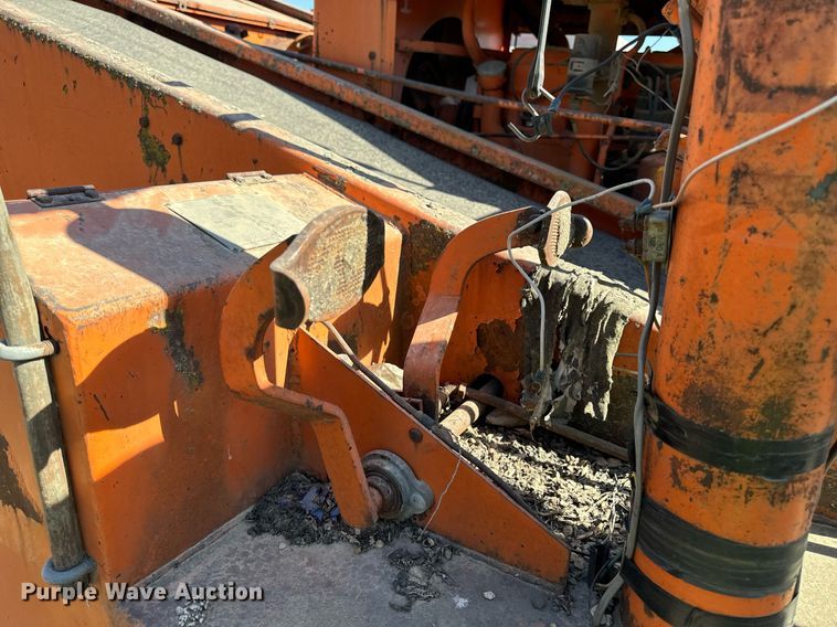 image for item DW2304 Etnyre U372 chip spreader