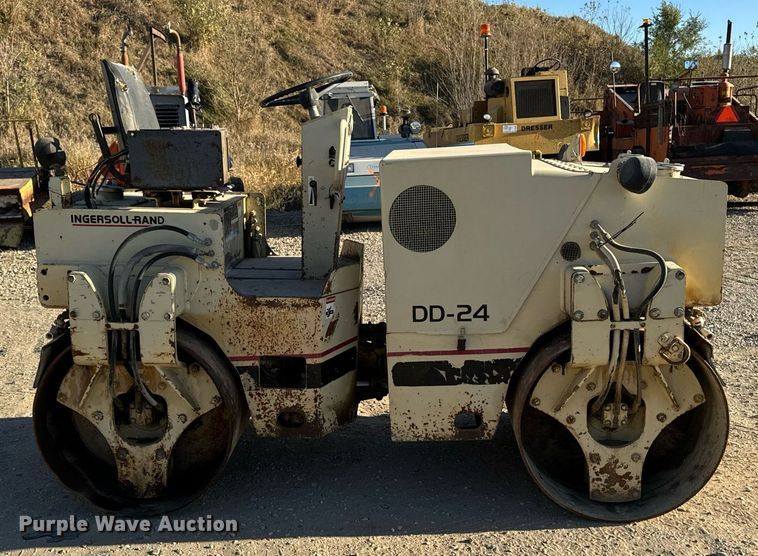 image for item DW2307 1995 Ingersoll Rand DD24 double drum vibratory roller
