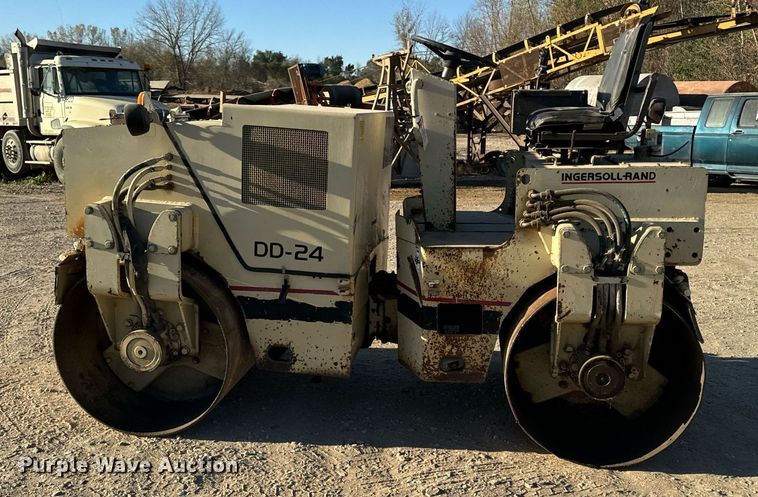 image for item DW2307 1995 Ingersoll Rand DD24 double drum vibratory roller