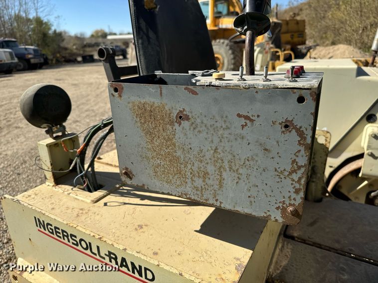 image for item DW2307 1995 Ingersoll Rand DD24 double drum vibratory roller