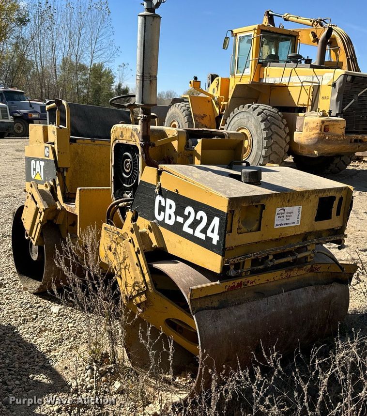 image for item DW2309 1987 Caterpillar CB-224 double drum vibratory roller
