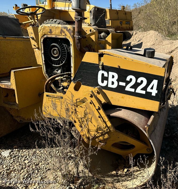 image for item DW2309 1987 Caterpillar CB-224 double drum vibratory roller