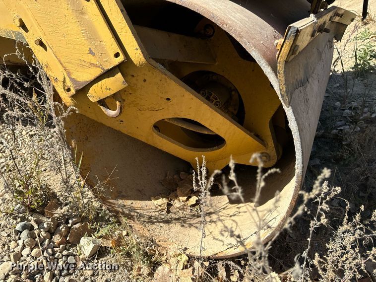 image for item DW2309 1987 Caterpillar CB-224 double drum vibratory roller
