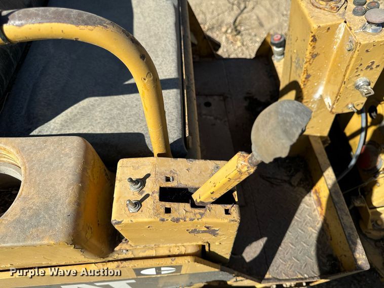 image for item DW2309 1987 Caterpillar CB-224 double drum vibratory roller