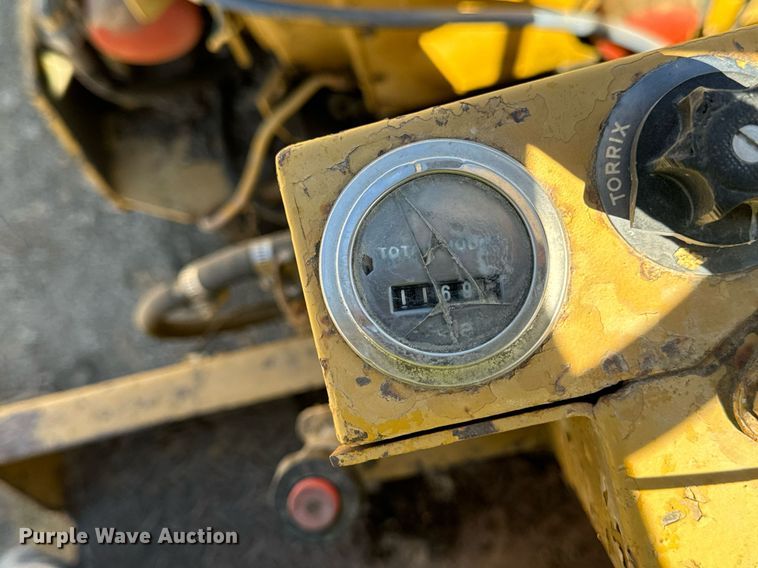 image for item DW2309 1987 Caterpillar CB-224 double drum vibratory roller