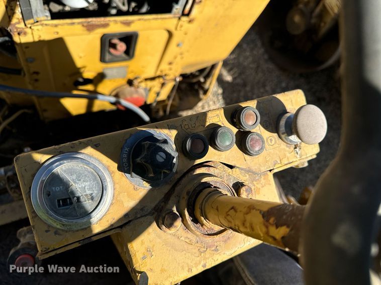 image for item DW2309 1987 Caterpillar CB-224 double drum vibratory roller