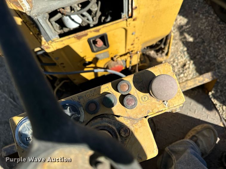 image for item DW2309 1987 Caterpillar CB-224 double drum vibratory roller