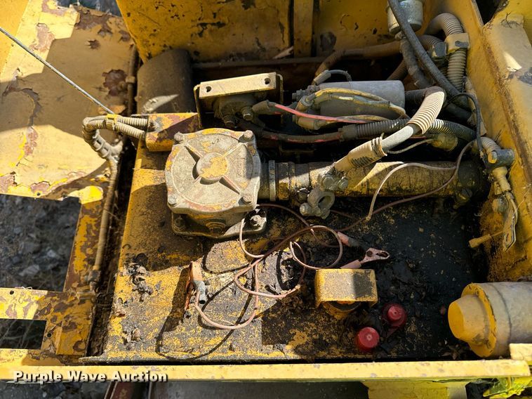 image for item DW2309 1987 Caterpillar CB-224 double drum vibratory roller