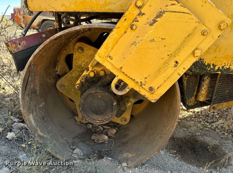 image for item DW2309 1987 Caterpillar CB-224 double drum vibratory roller