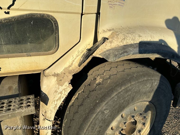 image for item DW2312 2000 Freightliner FL112 dump truck