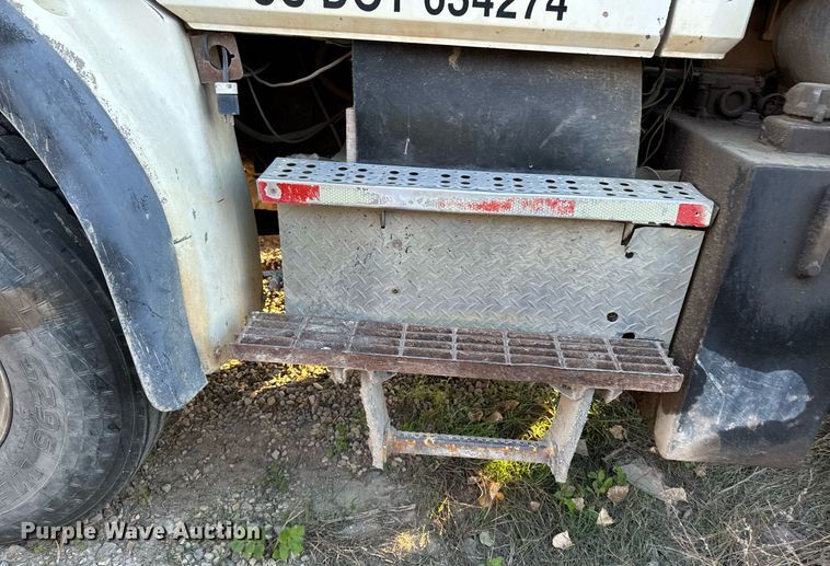 image for item DW2312 2000 Freightliner FL112 dump truck